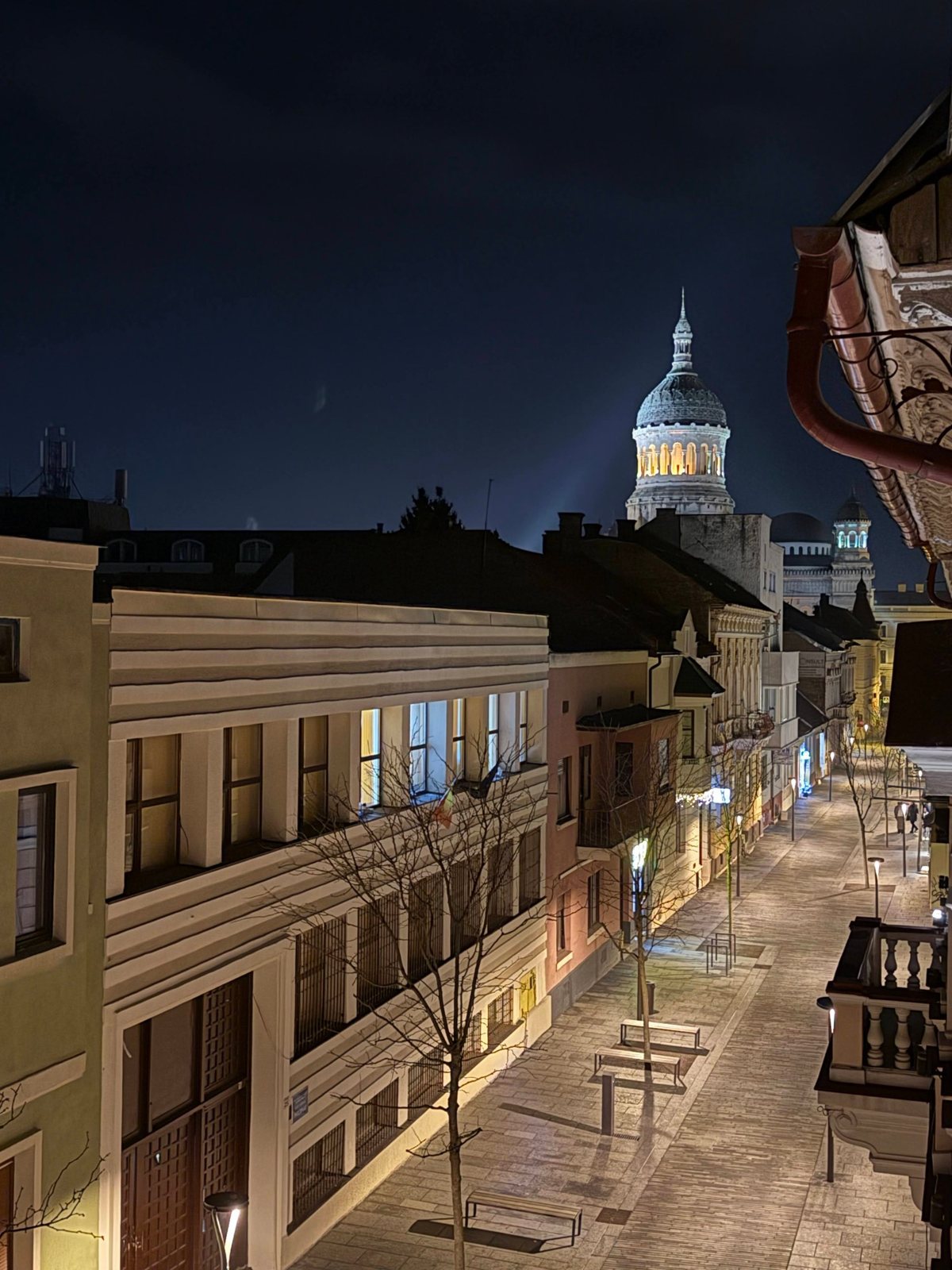 The street at night, seen from apartment IM21